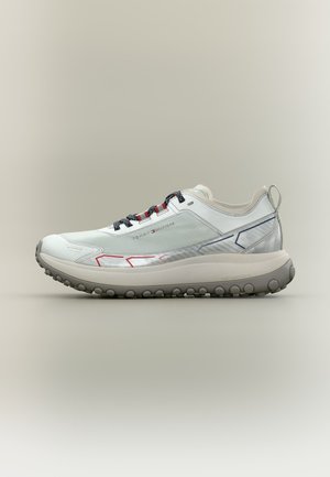 Tommy Hilfiger, THE CANYON RUNNER WP - Маратонки - silver-coloured