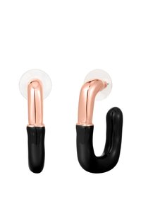 Två väggkrokar: en i roséguldmetall och en svart. Båda har böjda former med klara monteringsbaser och släta ytor.