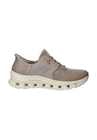 Beige Sportshoe mit einem atmungsaktiven Mesh-Obermaterial, Schnürdesign und einer dicken weißen Zwischensohle mit runden Ausschnitten für Flexibilität.