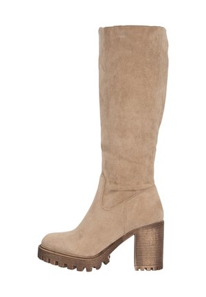 Kniehoge beige suède laars met een chunky bruine hak, een gestructureerd platform en een gladde afwerking, met een ronde neuzen ontwerp en minimale stiksels.
