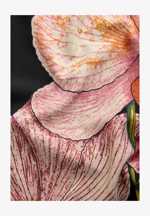 Tkanina w kwiaty z dużymi, różowymi płatkami orchidei z wyraźnym unerwieniem na czarnym tle. Miękka tekstura i żywe pomarańczowe akcenty widoczne.