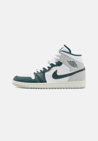 Adidași înalți cu suprafață din piele albă, accente din piele verde, vârf perforat și șireturi albe. Prezintă logo-ul Nike swoosh.