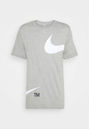 Graues Baumwoll-T-Shirt mit großem weißem Nike-Swoosh-Logo auf der Vorderseite, kleinerem Swoosh und "TM" in Schwarz gedruckt. Rundhalsausschnitt, kurze Ärmel.