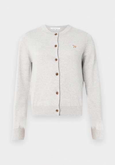 Ανοιχτό γκρι κουμπωτό ζακέτα με μακριά μανίκια, ριμπ τελειώματα στα μανίκια και κάτω μέρος, και μικρό κεντητό λογότυπο αλεπούς στο αριστερό μέρος του στήθους.