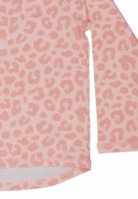 Rosa långärmad topp med en texturerad tyg som har ett subtilt leopardmönster i mörkare rosa nyanser. Rundad nederkant.