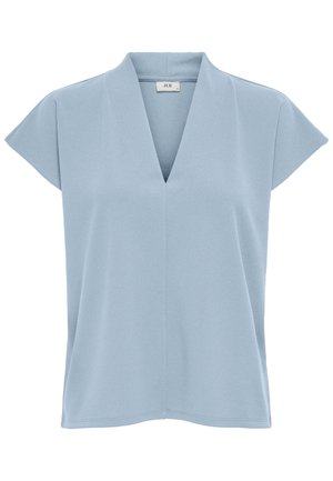 Lyseblå bluse med korte ærmer, dyb V-hals og løs pasform, lavet af glat stof, med en lille indvendig etiket i nakken på bagsiden.