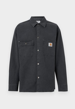 Chemise à manches longues gris foncé avec boutons sur le devant, deux poches poitrine, dont une avec un petit patch logo carré sur la poche droite.