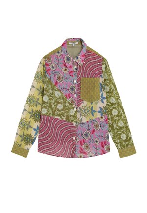 Camisa de manga larga con botones y parche con estampados florales y ondulados en tonos rosa, verde, amarillo, azul y oliva, con un bolsillo en el pecho.
