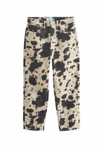 Pantalon en denim beige avec un motif de taches noires, coupe droite, cinq poches, et une fermeture par bouton à la taille.