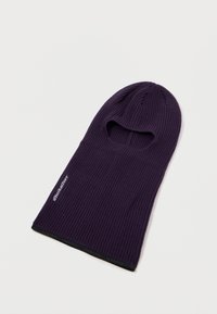 Lilla strikket balaclava med åbning til ansigtet, ribbet tekstur og sort kant. Har et lille hvidt logo på siden.