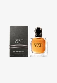 Emporio Armani Stronger With You doft, i en klar glasflaska med svart lock, visad tillsammans med en grå låda, 50 ml.