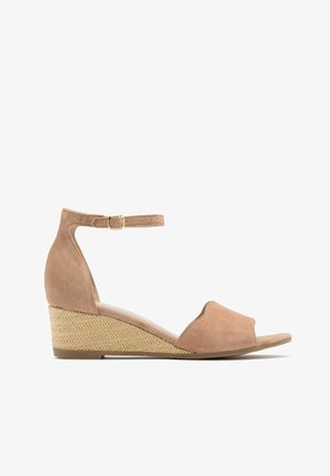 Sandalia de cuña en ante beige con correa en el tobillo, diseño de punta abierta y tacón de cuña de yute texturizado. Silueta simple y lisa con detalles mínimos.