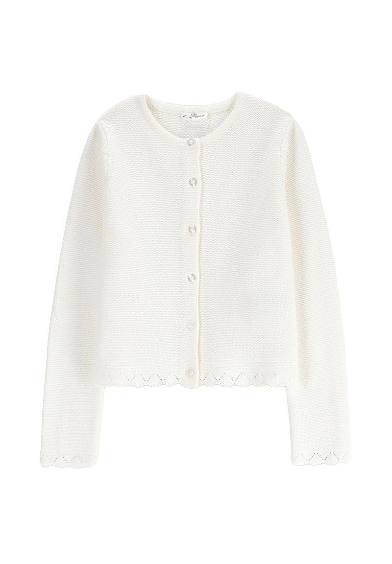 Biały sweter z dzianiny, z okrągłym dekoltem, z siedmioma guzikami z przodu i falbaniastym wykończeniem. Wykonany z teksturowanej, lekkiej tkaniny.