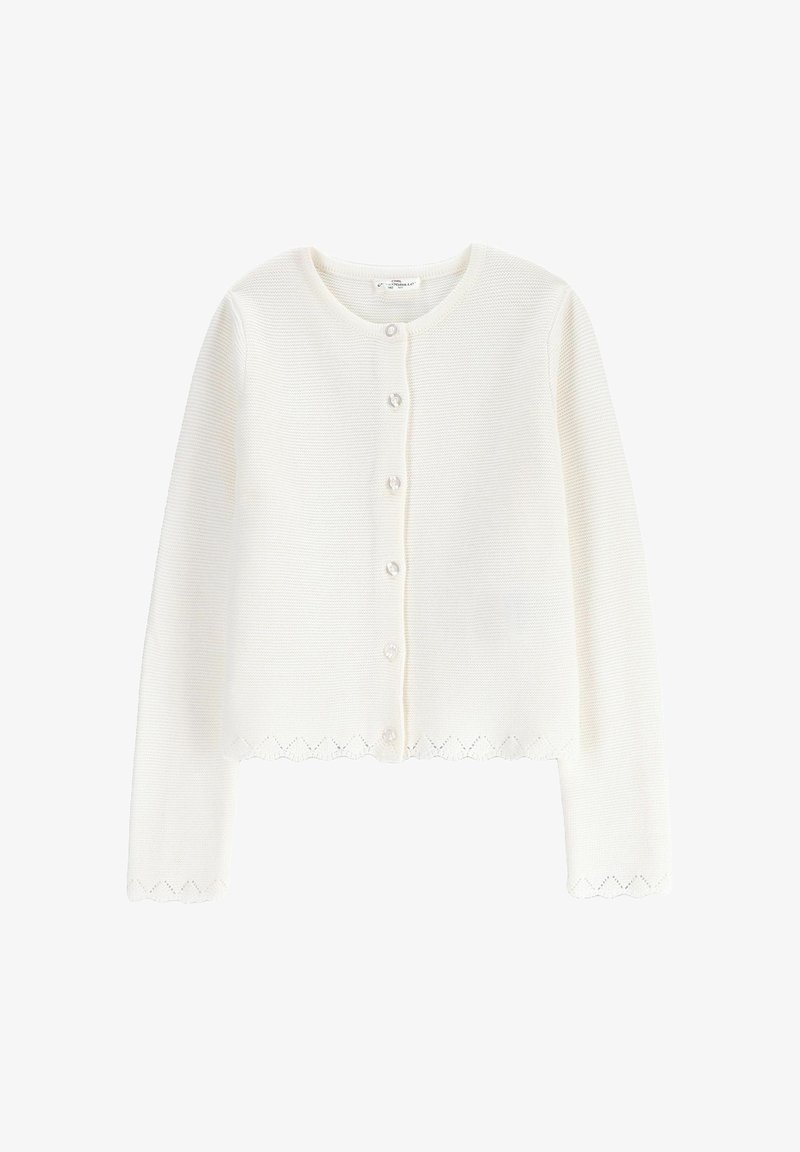 Biały sweter z dzianiny, z okrągłym dekoltem, z siedmioma guzikami z przodu i falbaniastym wykończeniem. Wykonany z teksturowanej, lekkiej tkaniny.