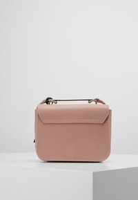 Růžová kabelka z umělé kůže se strukturovaným tvarem, zavíráním na klopa, horní rukojetí a zlatými kovovými akcenty. Hladký povrch, minimalistický design.