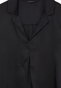 Blusa nera con colletto, realizzata in tessuto morbido. Presenta un scollatura profonda e una piega centrale. Design minimalista, senza motivi o dettagli.