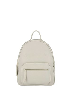 Cremfarbener Leder-Rucksack mit runder Form, geprägtem Logo auf der Vorderseite, Reißverschlussfach und Griff oben. Minimalistisches Design mit subtiler Textur.