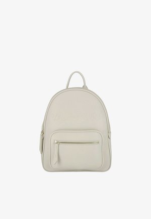 Mochila de cuero crema con forma redondeada, logo en relieve en la parte frontal, bolsillo con cremallera y asa superior. Diseño minimalista con una textura sutil.