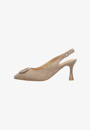 Beige ruskind slingback hæl med spids tå, rund spænde detalje og slank mellemhøj hæl på en hvid baggrund.