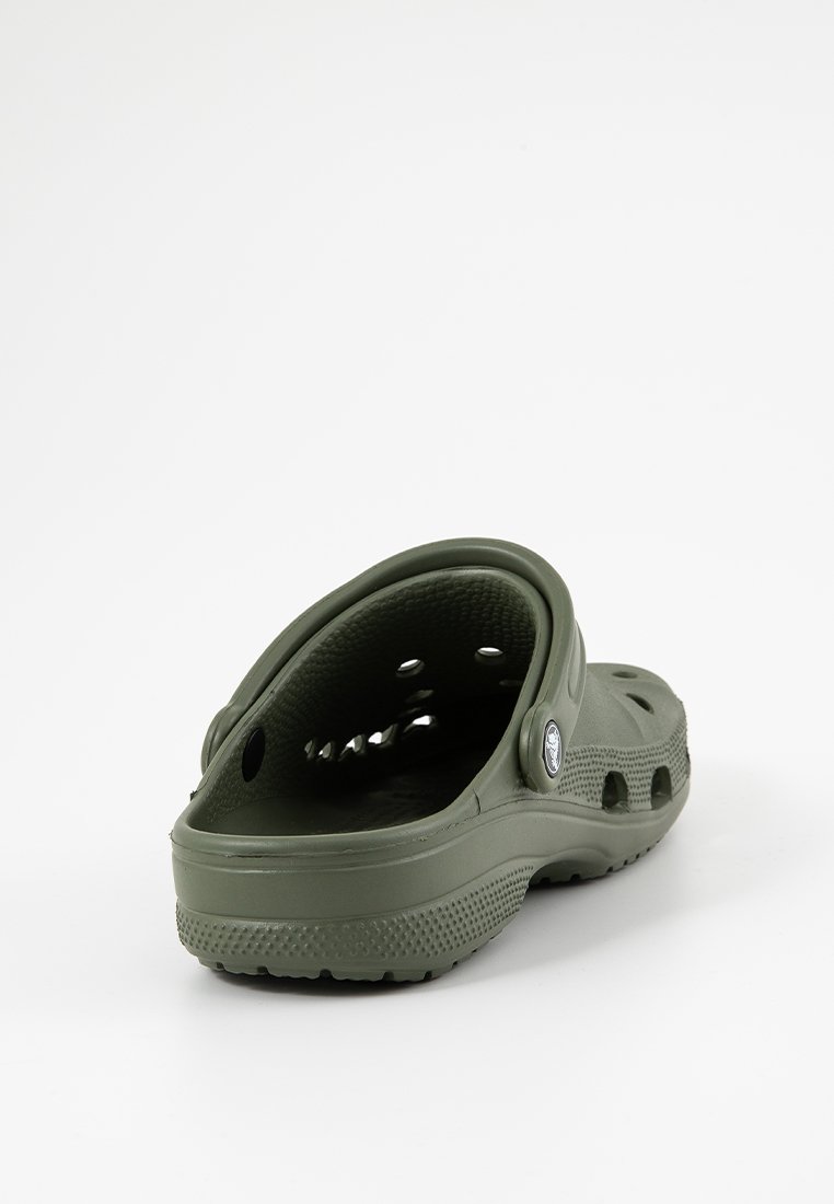 Sabot en caoutchouc vert avec une bride arrière, design perforé pour la ventilation et une semelle texturée pour l'adhérence.