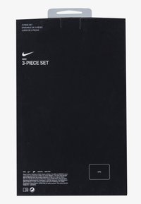 Fekete csomagolás egy Nike 3 darabos szettnek, fehér szöveggel, akasztófüllel és nyomtatott részletekkel, beleértve a UPC kódot és a márkainformációkat.