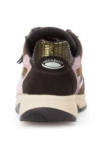 Bruine en roze sneaker met suède en gestructureerde metallic accenten. Gevoerde zool en ronde hak, met een logo op de achterkant.
