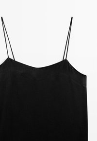 Top in canotta nero con spalline sottili, design a scollo a V e texture liscia. Stile semplice e minimalista senza motivi o decorazioni.