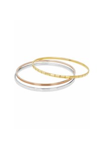 Set di tre braccialetti in metallo in argento, oro e oro rosa. Presentano design lisci, testurizzati e sfaccettati con spessori variabili.