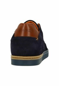 Marineblauwe suède sneaker met een bruine leren hielafwerking, beige stiksels, blauwe rubberen zool en MINFLD-branding op de hiel.