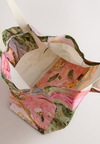 Stor stoftaske med et farverigt abstrakt blomsterprint. Har et rummeligt indre med en flad bund og kontrastfarvede stropper.