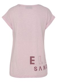 Lichtroze t-shirt met korte mouwen, gemaakt van zachte stof. Heeft grote, donkere letters op de rug met de tekst "E L L A S A N D." Gladde textuur.