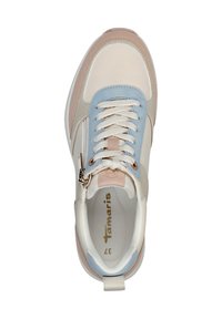 Teniska s texturovaným bílým, světle růžovým a modrým svrškem, s šněrovacím designem a bočním zipem. Logo zobrazeno uvnitř.