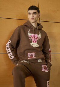 Mitchell & Ness NBA CHICAGO BULLS SUGAR BACON HOODIE - Vereinsmannschaften - brown