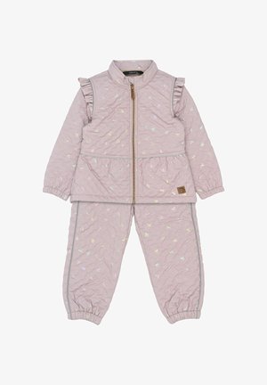 Rózsaszín, steppelt kabát- és nadrágszett fodros részletekkel, csillogó mintákkal és cipzáras záródással; rugalmas mandzsetták a nadrágon.