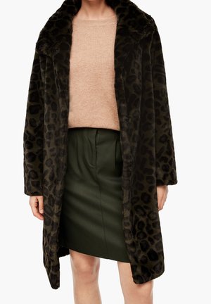 Luipaardprintjas in donkergroen en zwarte faux fur, met een brede kraag. Draag het over een lichtroze trui en groene rok.