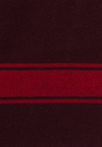 Tecido em vermelho profundo e escuro borgonha, com uma ousada faixa horizontal vermelha e uma superfície texturizada.
