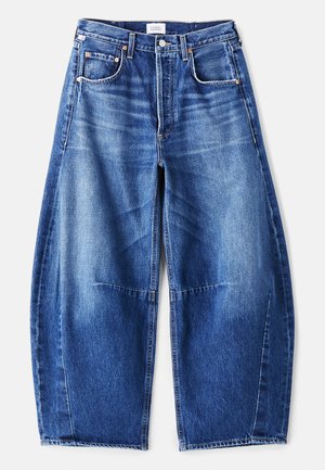 Wijde blauwe denim jeans met een vervagende afwerking, voorzien van vijf zakken, koperen klinknagels en een rits sluiting. De stof is gestructureerd en stevig.