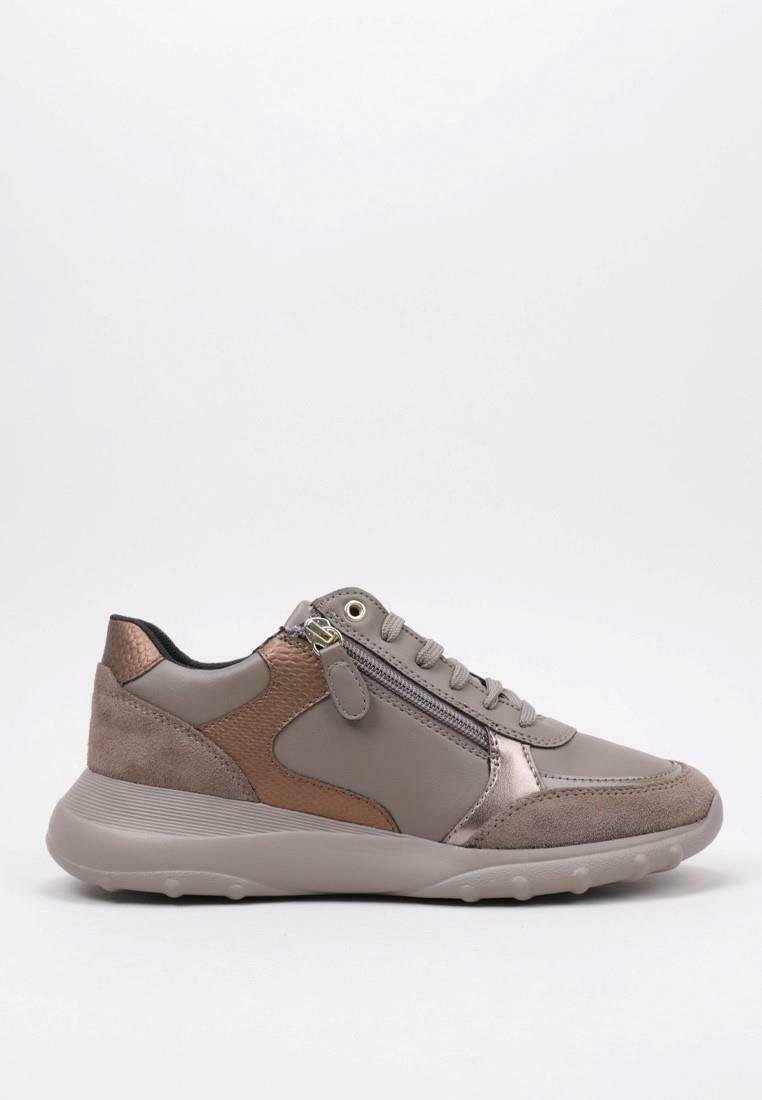Sneaker gris avec un mélange de cuir lisse et de suède. Présente une fermeture éclair sur le côté, des accents texturés et un bout rond. Semelle légère et rembourrée.