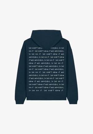Felpa con cappuccio in tessuto blu navy con testo bianco ripetuto sul retro. Il design include una vestibilità comoda e polsini a coste.