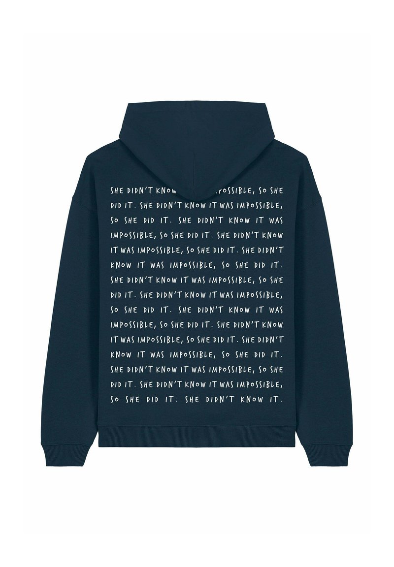 Sweatshirt à capuche en tissu bleu marine avec du texte blanc répété au dos. Le design présente une coupe décontractée et des poignets côtelés.