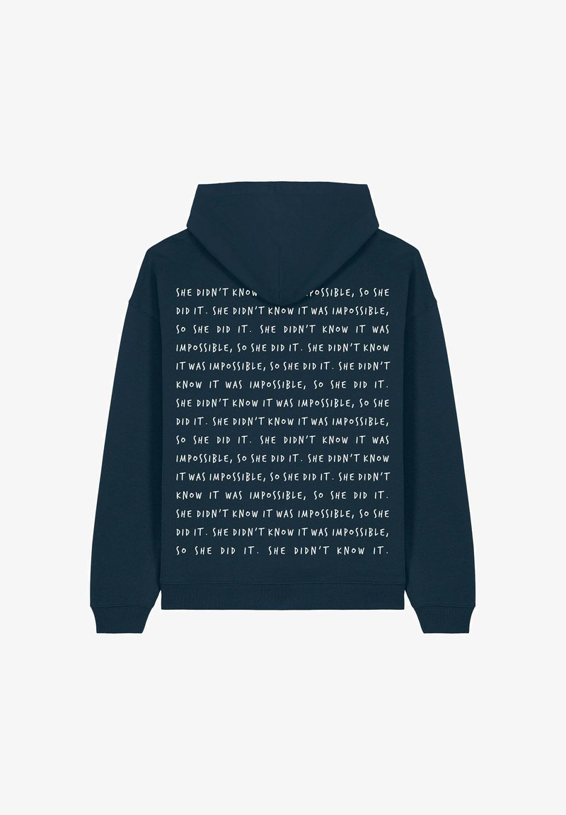 Felpa con cappuccio in tessuto blu navy con testo bianco ripetuto sul retro. Il design include una vestibilità comoda e polsini a coste.