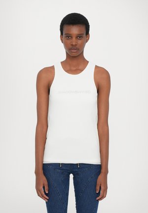 Camiseta sin mangas blanca hecha de un tejido suave y elástico, con un cuello redondo, grandes sisas y el texto "SHADOWBANNED" en gris claro en el pecho.