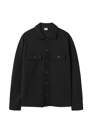 Chemise noire boutonnée en tissu lisse, avec un col classique, deux poches avant et des manches longues aux poignets boutonnés.