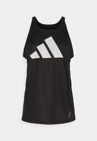 Černý top bez rukávů má žebrovanou texturu a velké bílé logo Adidas na přední straně. Má zaoblený výstřih a volný střih.