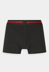 Schwarze Boxer-Shorts aus weichem Stoff mit einer taillierten Passform. Verfügt über einen roten elastischen Bund mit dem in fetter Schrift aufgedruckten "JACK & JONES".