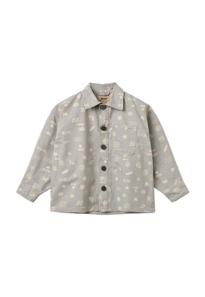 Chaqueta gris claro abotonada con cuello, bolsillo en el pecho y símbolos y formas abstractas impresas en tonos beige pálido.