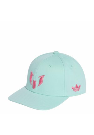 Hellblaues Baseballcap mit rosa gesticktem abstraktem Logo auf der Vorderseite und rosa Adidas-Trefoil-Logo an der Seite.