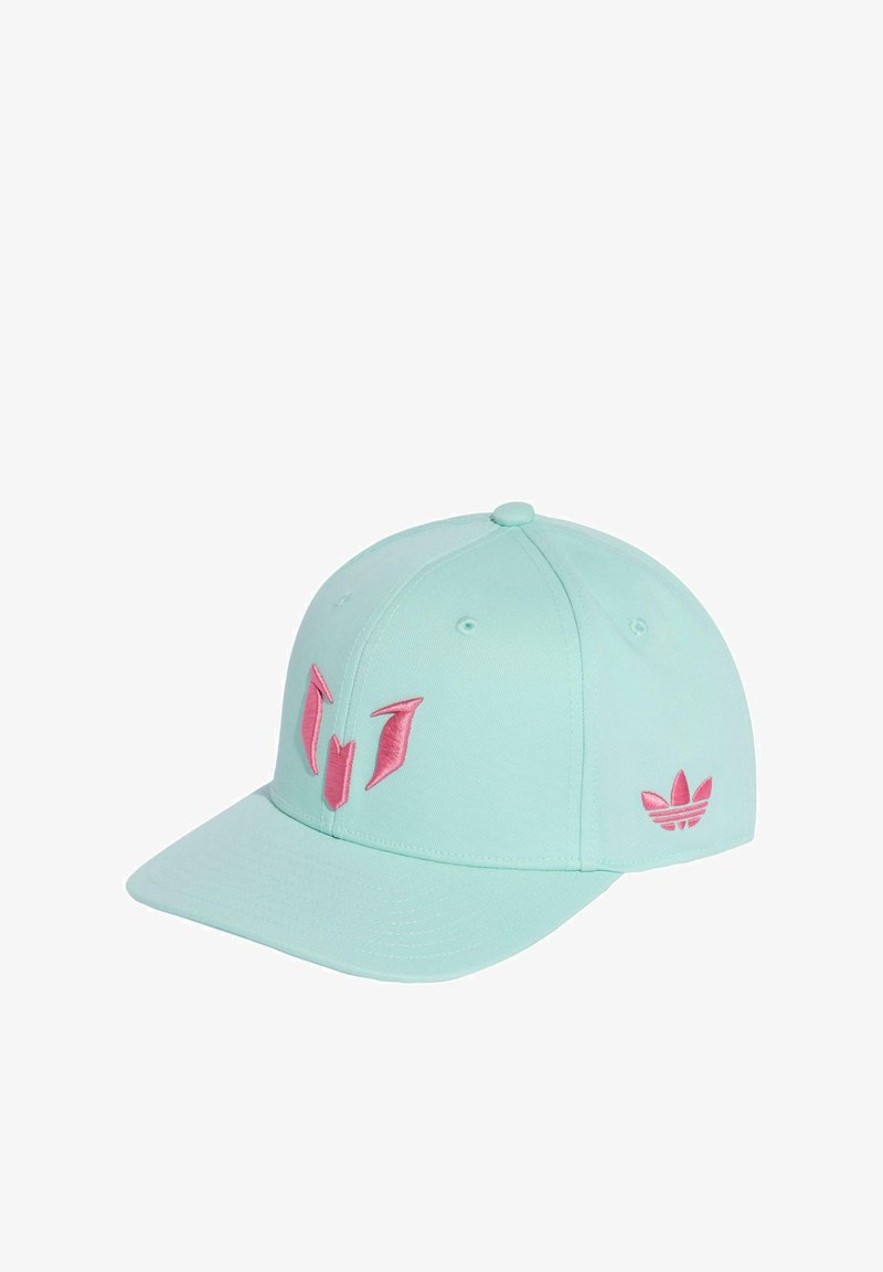 Casquette de baseball bleu clair avec un logo abstrait rose brodé sur le devant et un logo trèfle Adidas rose sur le côté.
