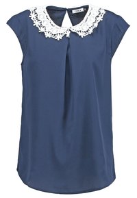 Blouse bleu marine à manches courtes avec col Peter Pan en dentelle blanche et pli central devant, ouverture en goutte d'eau au dos avec fermeture par bouton.