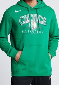 Zielony sweter z kapturem z kieszenią z przodu, z nadrukowanym wzorem "Celtics Basketball" oraz białym logo Nike na lewym ramieniu.